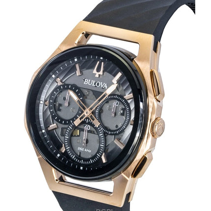 Bulova Curv Chronograph Herrenuhr mit Kautschukarmband, schwarzem Zifferblatt und Quarzwerk (Modell 98A185)