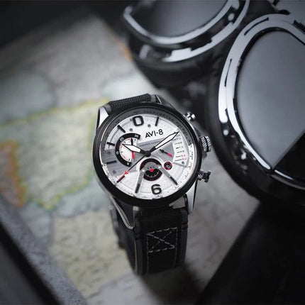 AVI-8 Hawker Harrier Dual Retrograde Chronograph Elfenbeinweißes Zifferblatt Quarz AV-4056-07 Herrenuhr