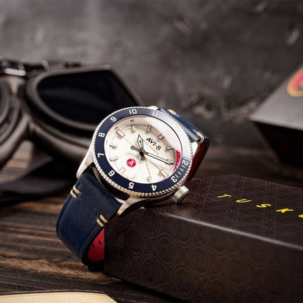 AVI-8 Flyboy Tuskegee Airmen Meca-Quartz Limited Edition Torretto Silberzifferblatt AV-4103-03 Herrenuhr mit zusätzlichem Armban