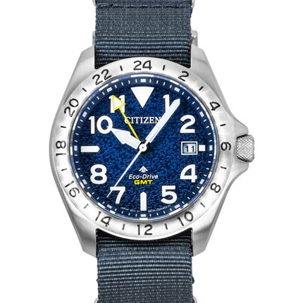Citizen Promaster Land GMT Analog Herrenuhr, graues Nylonarmband, marineblaues Zifferblatt, Eco-Drive, BJ7150-09L, wasserdicht bis 200 m