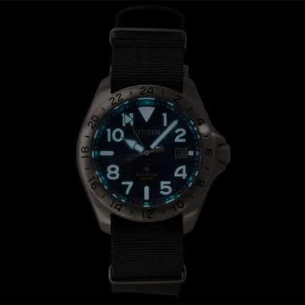 Citizen Promaster Land GMT Analog Herrenuhr, graues Nylonarmband, marineblaues Zifferblatt, Eco-Drive, BJ7150-09L, wasserdicht bis 200 m
