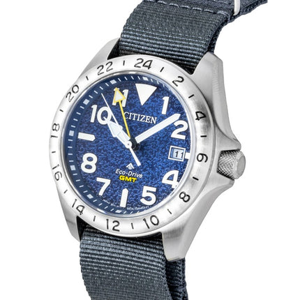 Citizen Promaster Land GMT Analog Herrenuhr, graues Nylonarmband, marineblaues Zifferblatt, Eco-Drive, BJ7150-09L, wasserdicht bis 200 m