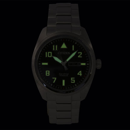 Citizen Garrison Super Titanium Herrenuhr mit schwarzem Zifferblatt, Eco-Drive BM8560-53E, wasserdicht bis 100 m