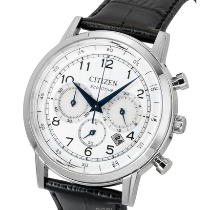 Citizen Eco-Drive Chronograph Herrenuhr mit Lederarmband und weißem Zifferblatt, Modell CA4630-02A