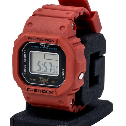 Casio G-Shock Nano Digitaluhr mit rotem Armband aus biobasiertem Harz, Quarzwerk, DWN-5600-4, wasserdicht bis 200 m, Unisex-Uhr