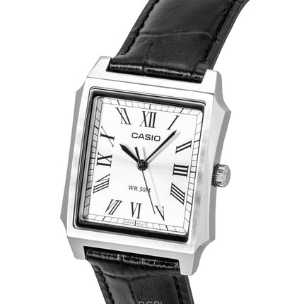 Casio Herrenuhr mit analogem Lederarmband, silbernem Zifferblatt und Quarzwerk, Modell MTP-B190L-7BV