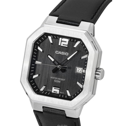 Casio Herrenuhr mit analogem Lederarmband, schwarzem Zifferblatt und Quarzwerk, Modell MTP-B195L-1AV