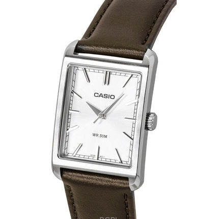 Casio Herrenuhr mit analogem Lederarmband, silbernem Zifferblatt und Quarzwerk, Modell MTP-B215L-7AV