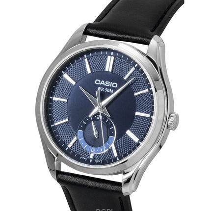 Casio Herrenuhr mit analogem Lederarmband, blauem Zifferblatt und Quarzwerk, Modell MTP-B315L-2AV