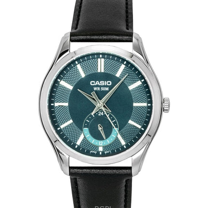 Casio Herrenuhr mit analogem Lederarmband, grünem Zifferblatt und Quarzwerk, Modell MTP-B315L-3AV