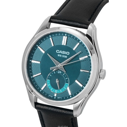 Casio Herrenuhr mit analogem Lederarmband, grünem Zifferblatt und Quarzwerk, Modell MTP-B315L-3AV
