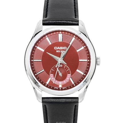 Casio Analog Herrenuhr mit Lederarmband, rotem Zifferblatt und Quarzwerk, Modell MTP-B315L-4AV
