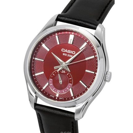 Casio Analog Herrenuhr mit Lederarmband, rotem Zifferblatt und Quarzwerk, Modell MTP-B315L-4AV