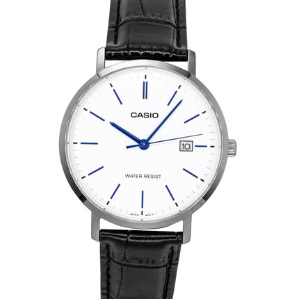Casio Herrenuhr mit analogem Lederarmband, weißem Zifferblatt und Quarzwerk, Modell MTP-VT05L-7E