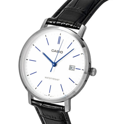 Casio Herrenuhr mit analogem Lederarmband, weißem Zifferblatt und Quarzwerk, Modell MTP-VT05L-7E